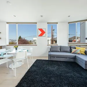 Modern Townhome In Seattle's District With Rooftop Apartment