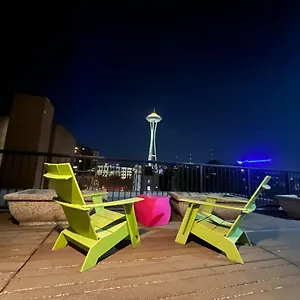 Cozy Downtown Retreat With Space Needle View Apartment