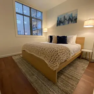 Spacious Waterfront Flat In Downtown Apartment